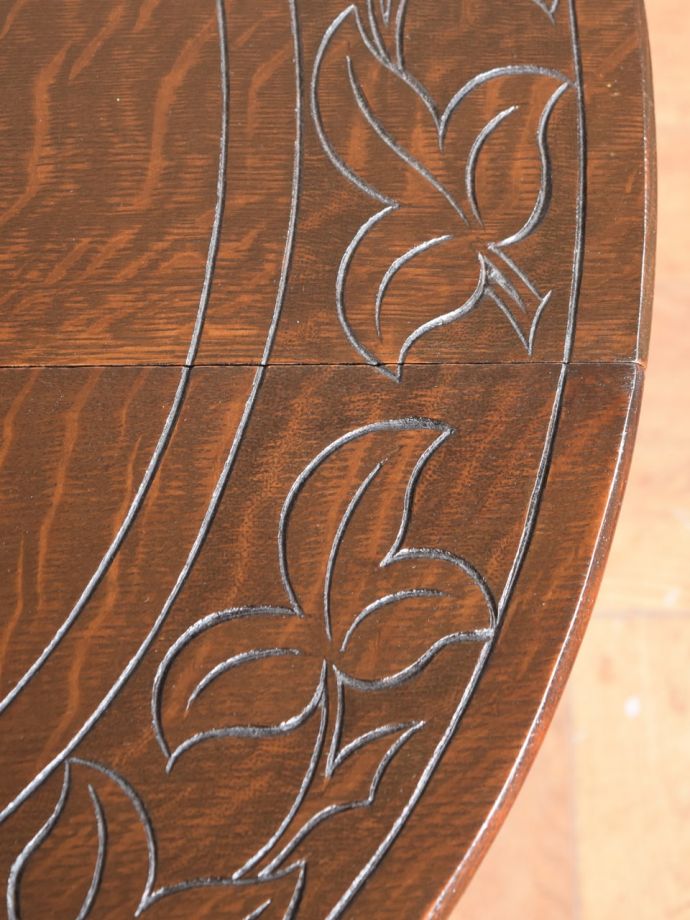 アンティークテーブルらしい木目