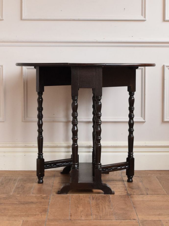 両足を広げた折り畳み式テーブル