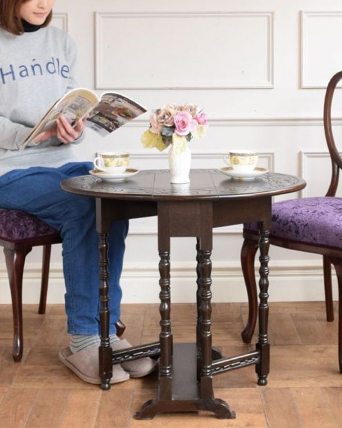 アンティークの折り畳み式テーブル