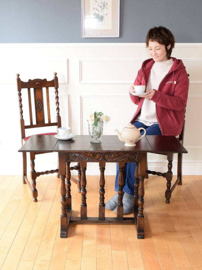 アンティークの伸長式テーブル