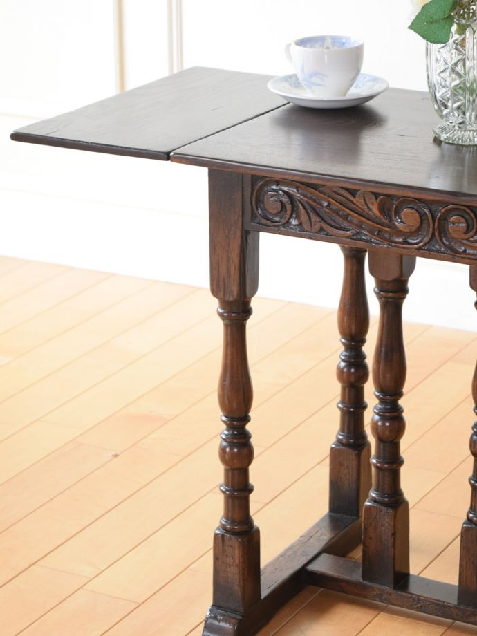 英国アンティーク家具らしい彫