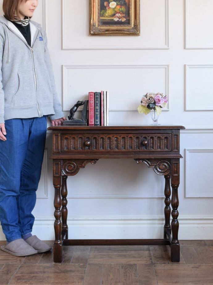英国アンティークのコンソールテーブル