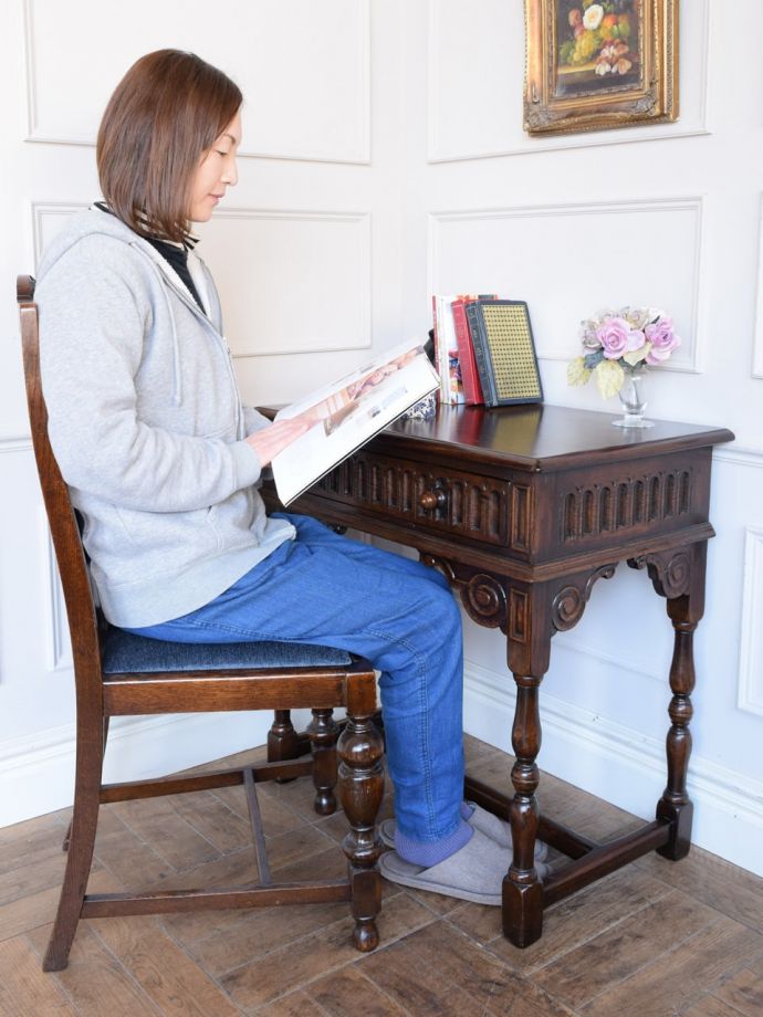 いろんな用途で使えるアンティークのテーブル