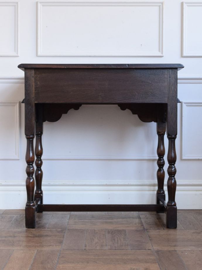 コンソールテーブルの後ろ姿