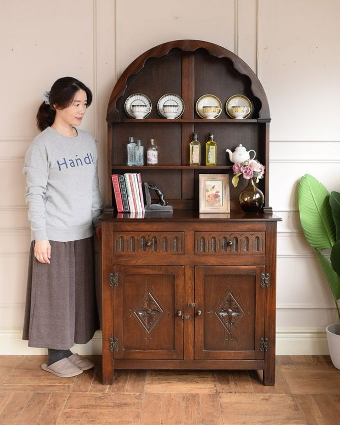 アンティークのオープンシェルフキャビネット