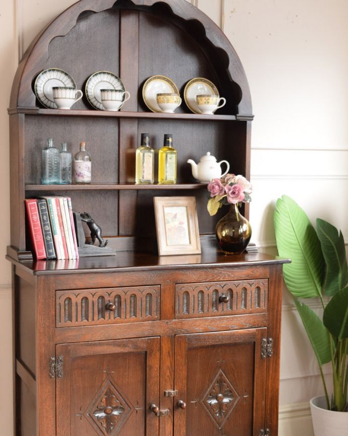 アンティーク家具らしさが漂うオープンシェルフ