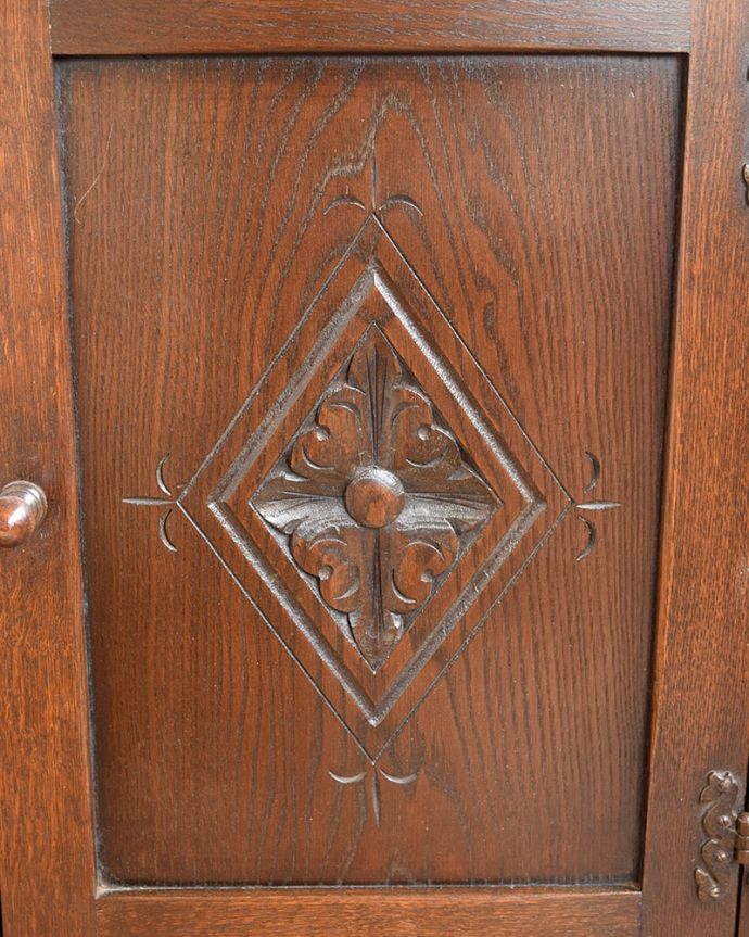 英国アンティーク家具らしい装飾