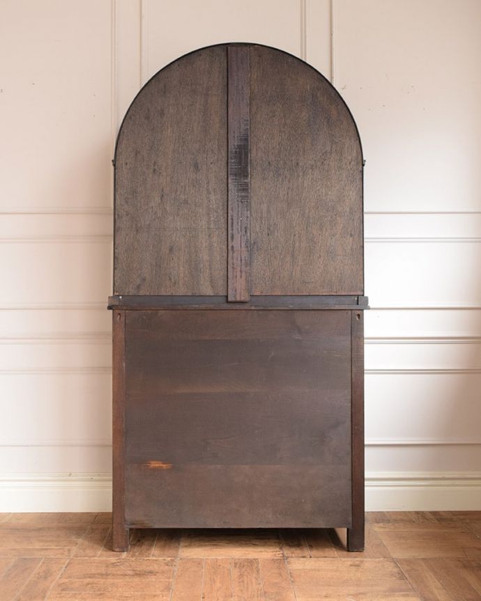 キャビネットの後ろ姿