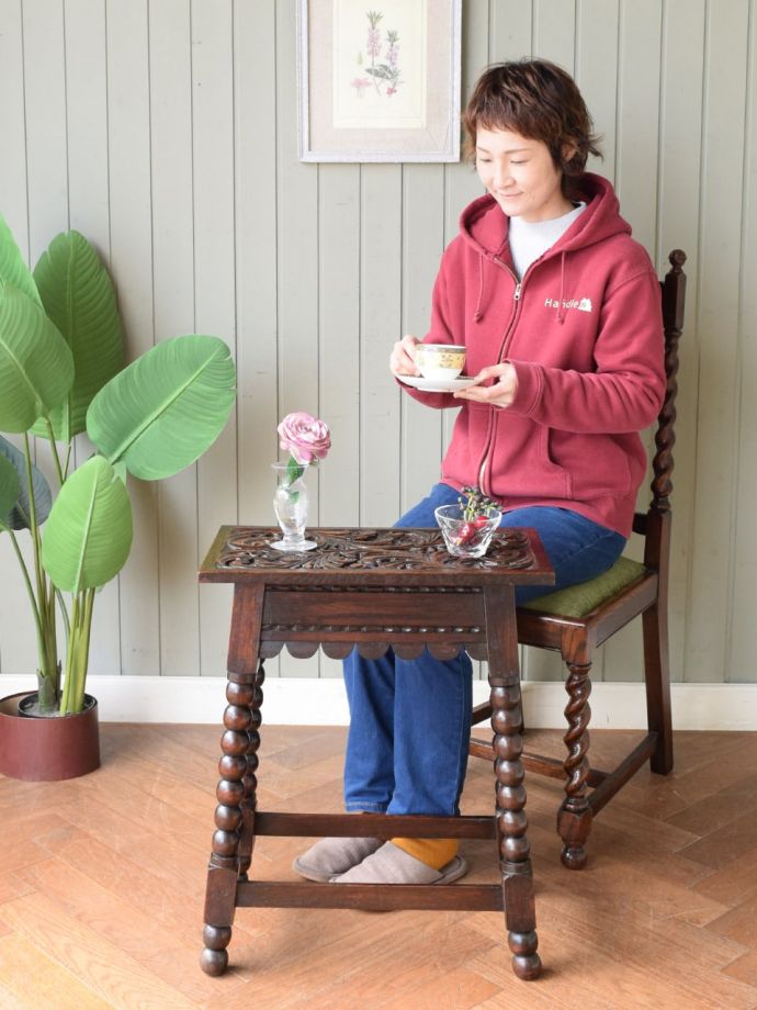 アンティークのサイドテーブル