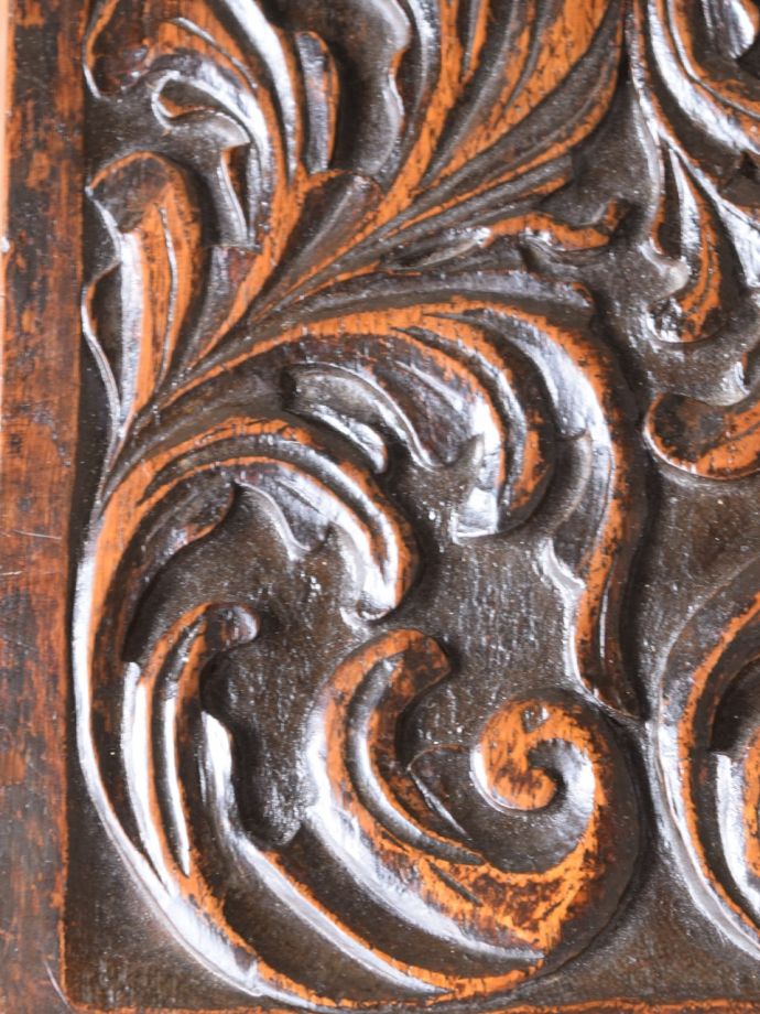 サイドテーブルの天板の彫り