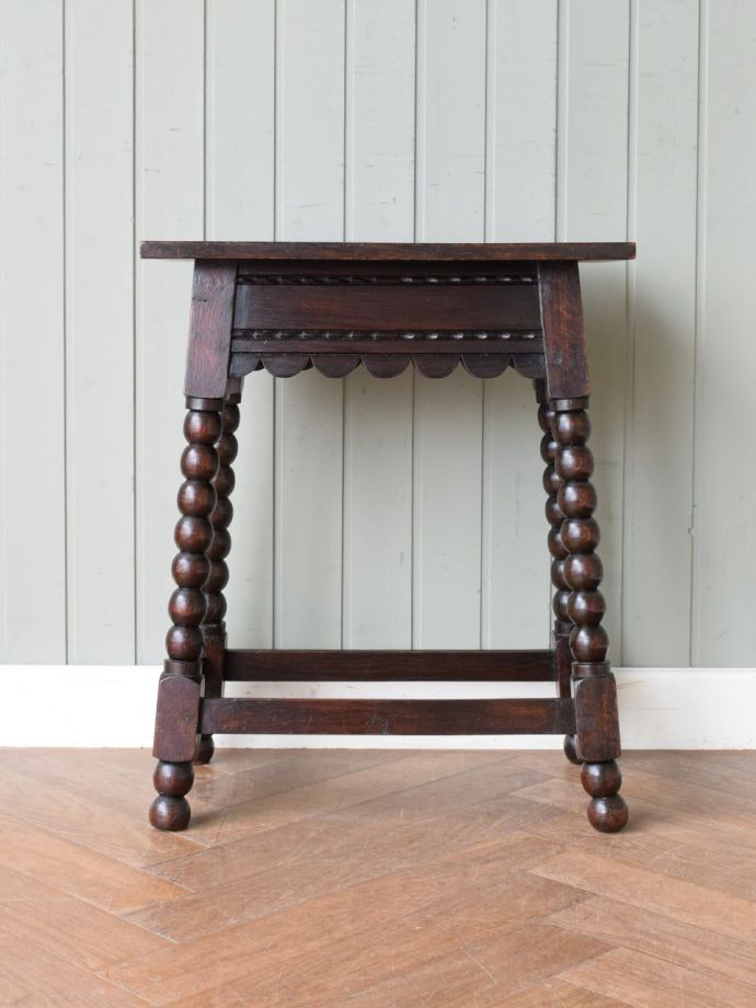 サイドテーブルの後ろ姿