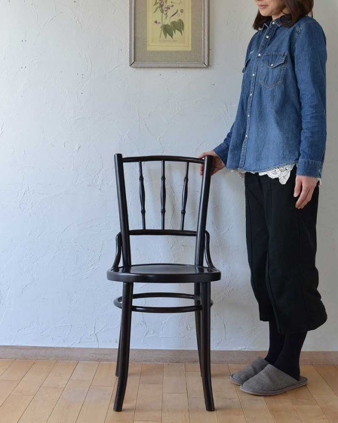 ベントウッドチェア　アンティーク チェア　伝統的なアンティークの英国椅子、バンブー背もたれがお洒落なベントウッドチェア。一本の木をぐにゅっと曲げたベントウッドチェア背もたれのデザインが特長のベントウッドチェア。(q-245-c)