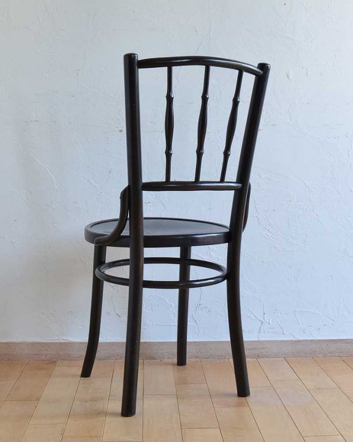 ベントウッドチェア　アンティーク チェア　伝統的なアンティークの英国椅子、バンブー背もたれがお洒落なベントウッドチェア。後ろ姿にも自信があります！アンティークは新品ではないので経年変化によるキズはありますが、しっかり修復して組み直したので安心して座って頂けます。(q-245-c)