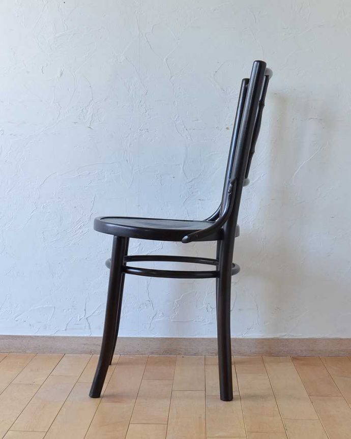 ベントウッドチェア　アンティーク チェア　伝統的なアンティークの英国椅子、バンブー背もたれがお洒落なベントウッドチェア。横顔も英国らしいカッコよさ英国のパブの雰囲気たっぷりのベントウッドチェアは、横から見てもカッコイイんです。(q-245-c)