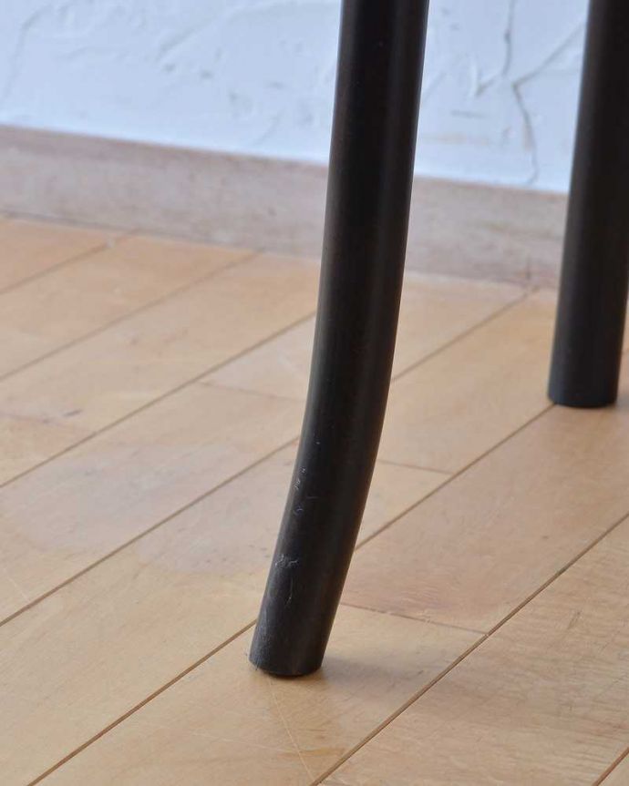 ベントウッドチェア　アンティーク チェア　伝統的なアンティークの英国椅子、バンブー背もたれがお洒落なベントウッドチェア。移動もラクラクHandleのアンティークチェアの脚の裏には、フェルトキーパーをお付けしていますので、床を滑らせてお使い頂けます。(q-245-c)