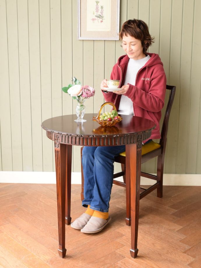 アンティークのオケージョナルテーブル