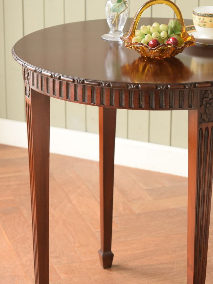 英国のアンティーク家具らしいデザイン