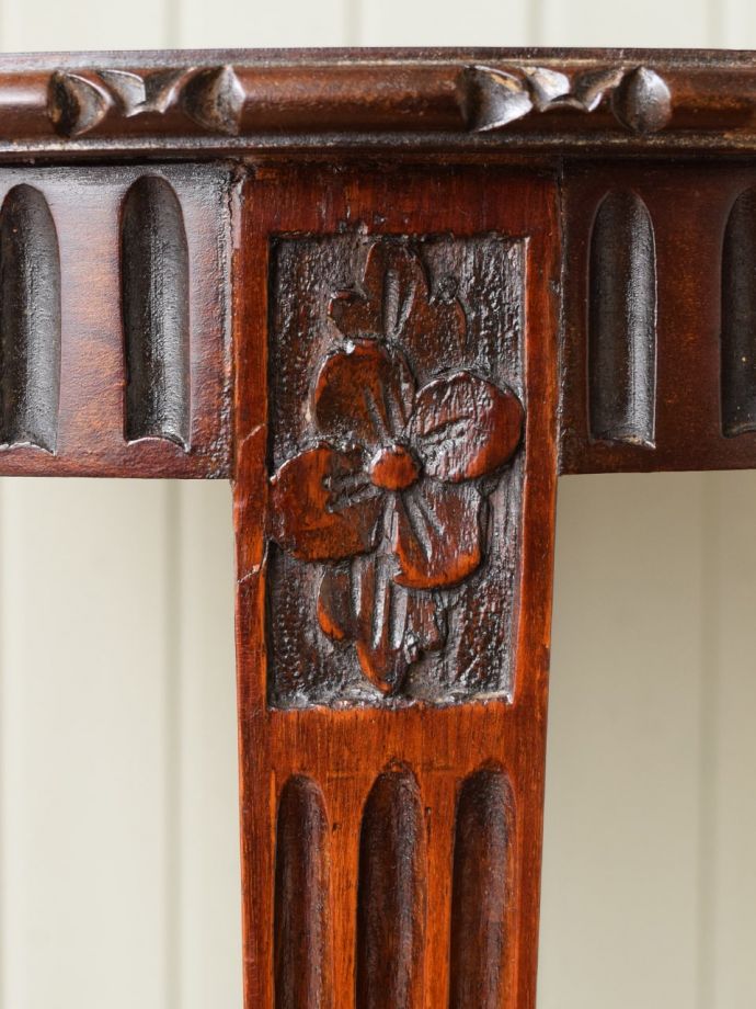 英国アンティーク家具らしい装飾