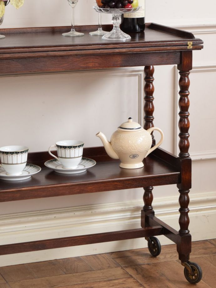 アンティーク家具らしさが漂うワゴン