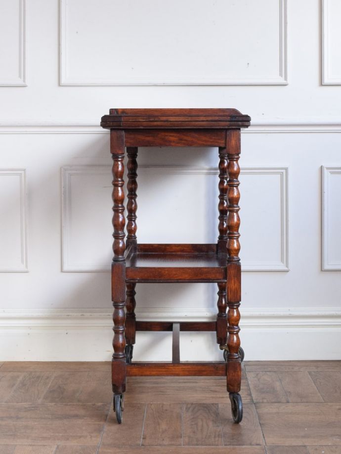 アンティークワゴンの側面