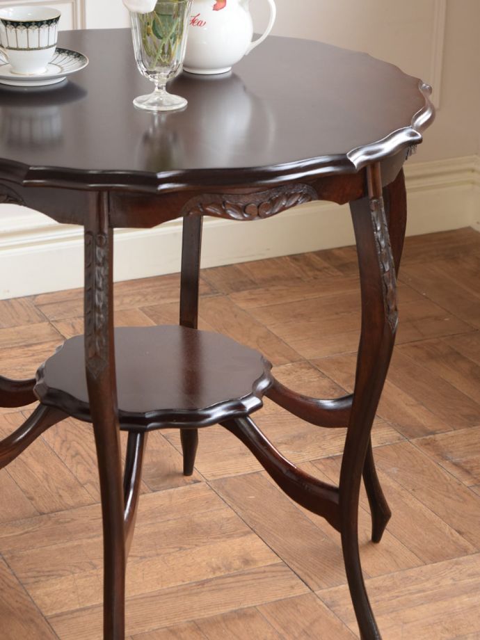 英国のアンティーク家具らしいデザイン