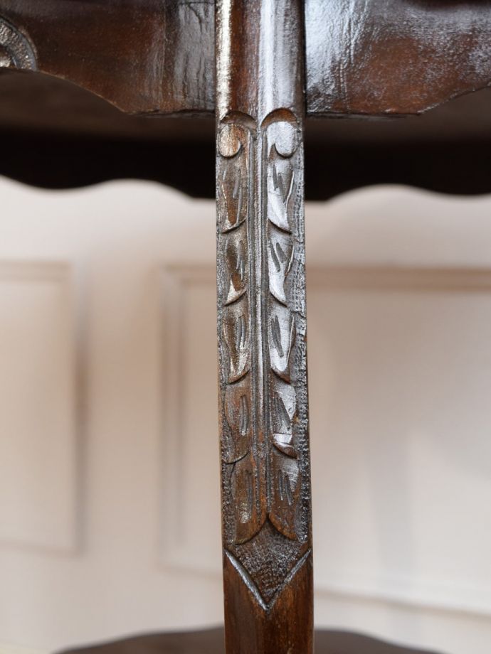 英国アンティーク家具らしい装飾