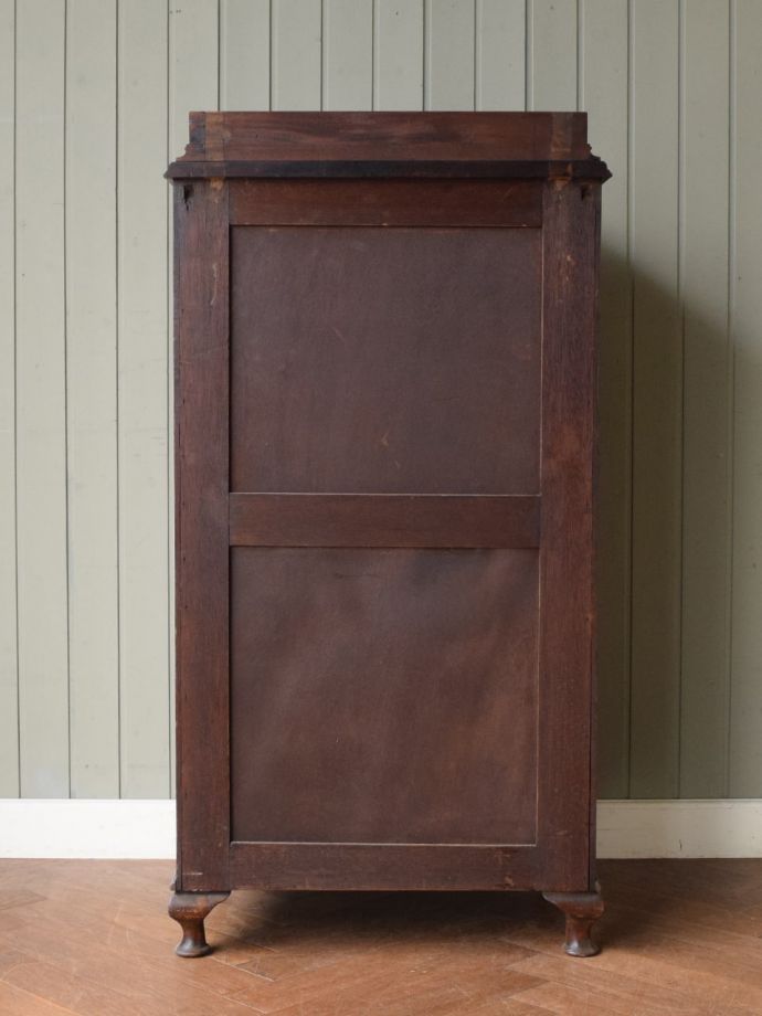 チェストの後ろ姿