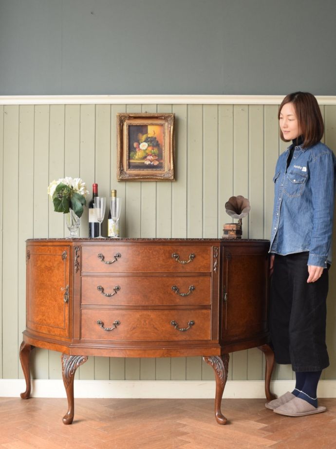 英国アンティークのサイドボード