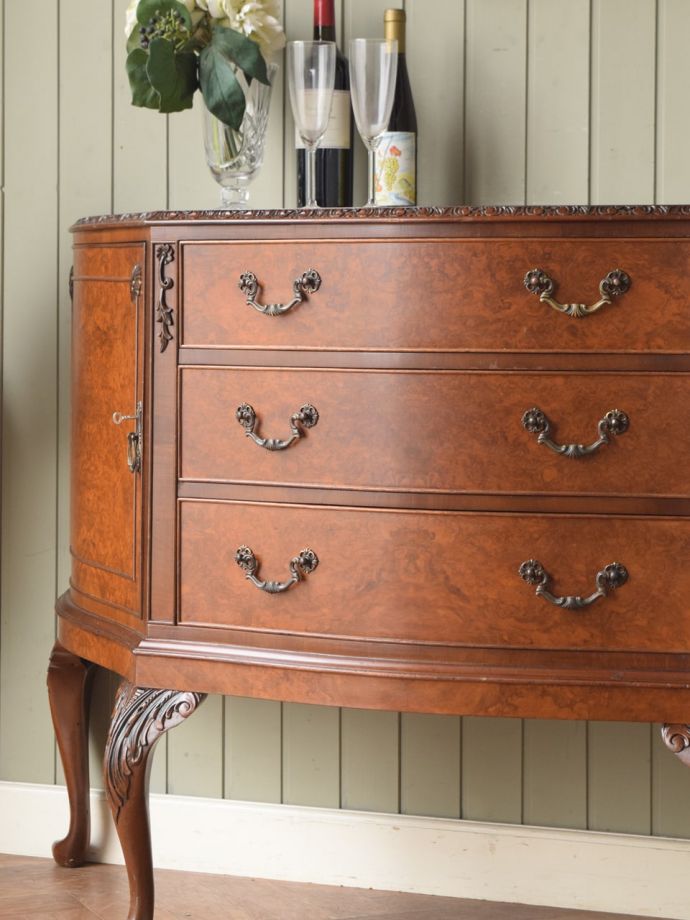 アンティーク家具らしい美しい杢目