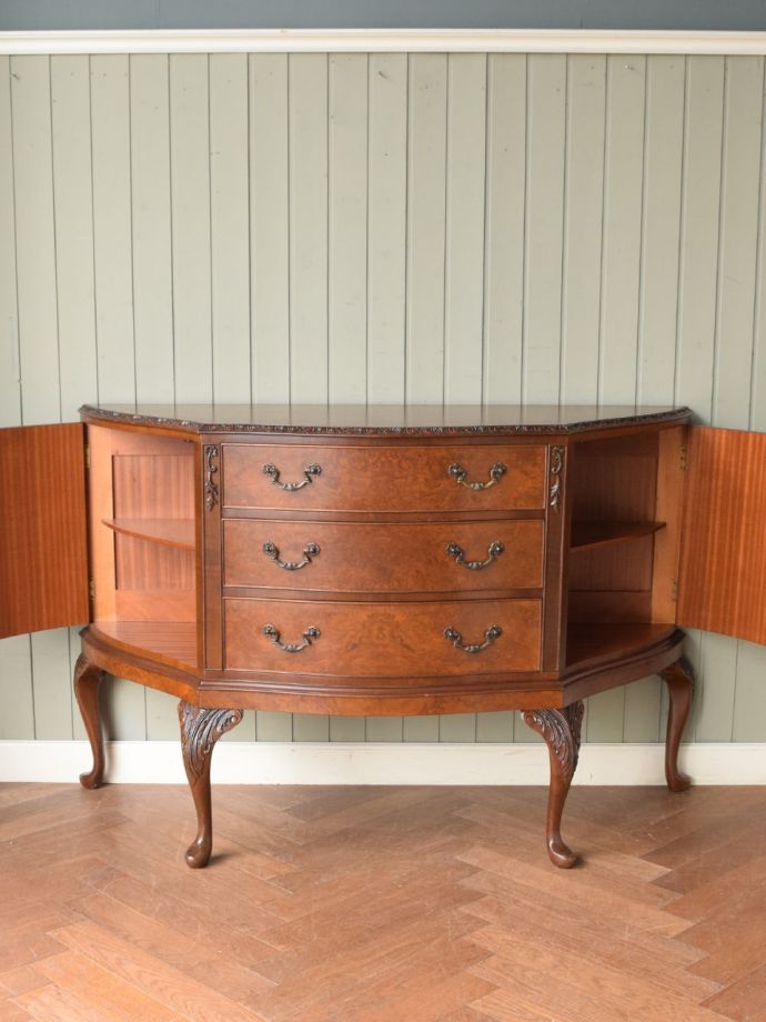 アンティークサイドボードの扉の中