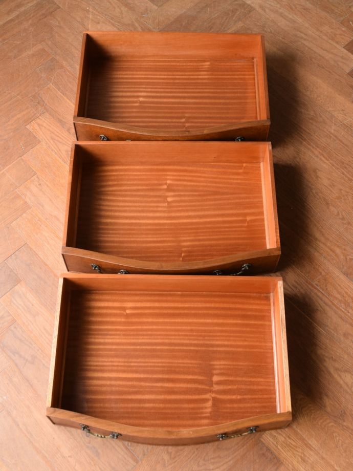 サイドボードの引き出しの中