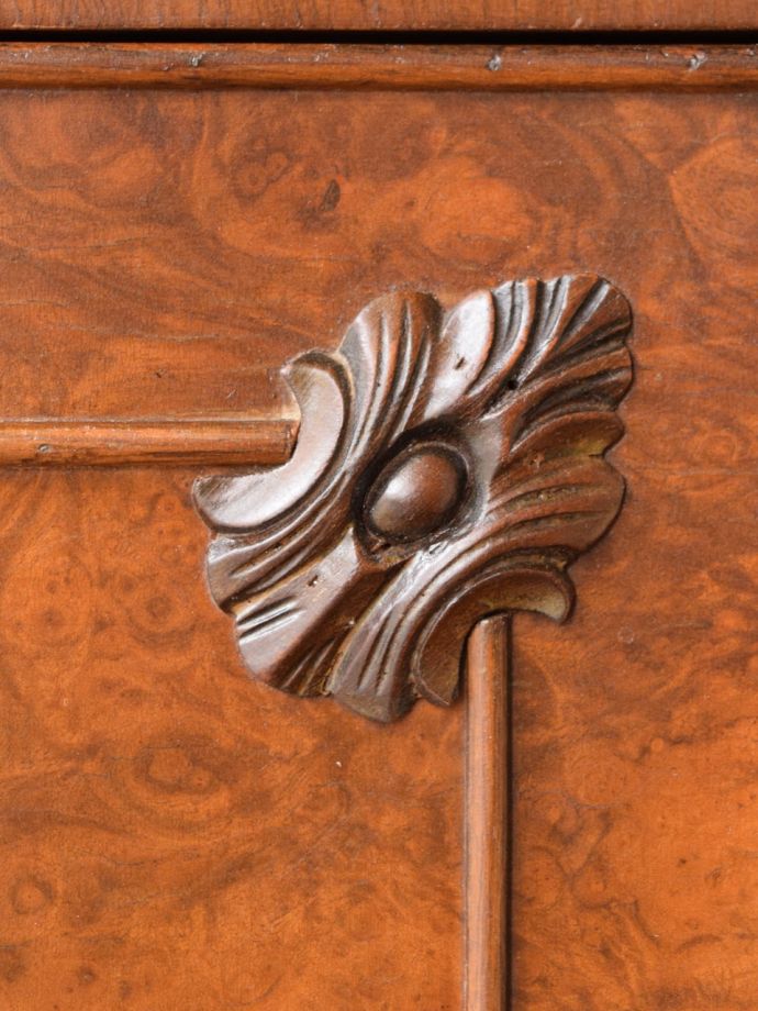 英国のアンティーク家具らしい彫