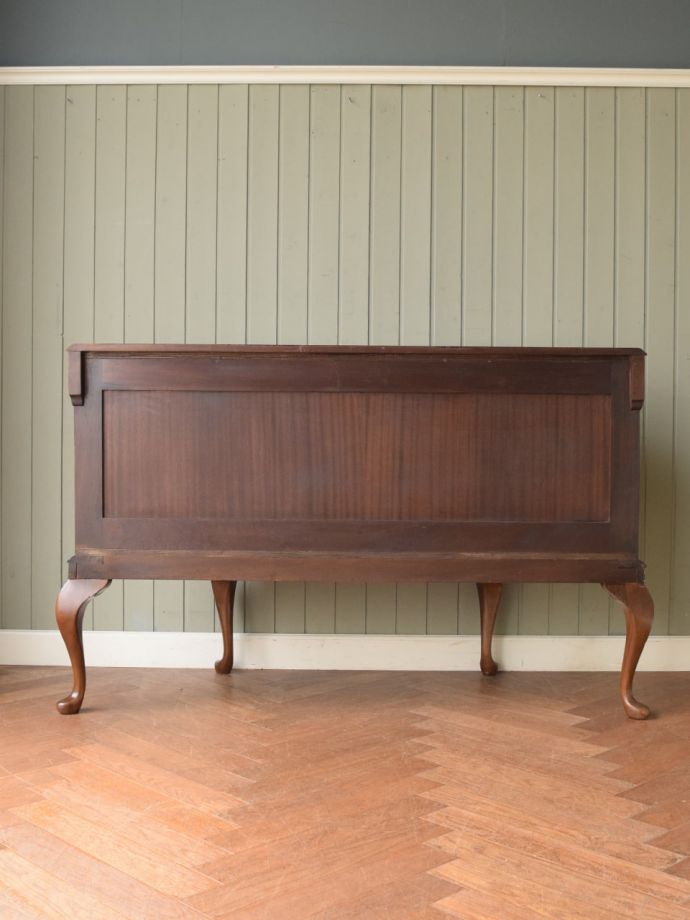 サイドボードの後ろ姿