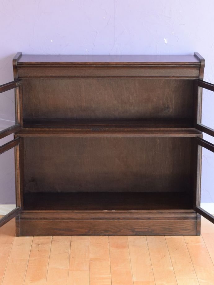 アンティーク本棚の扉の中