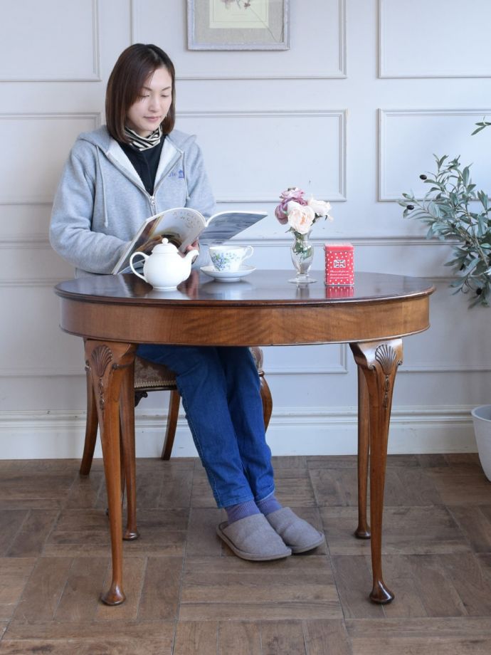 アンティークのダイニングテーブル