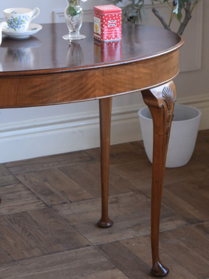 アンティーク家具らしさが漂うテーブル