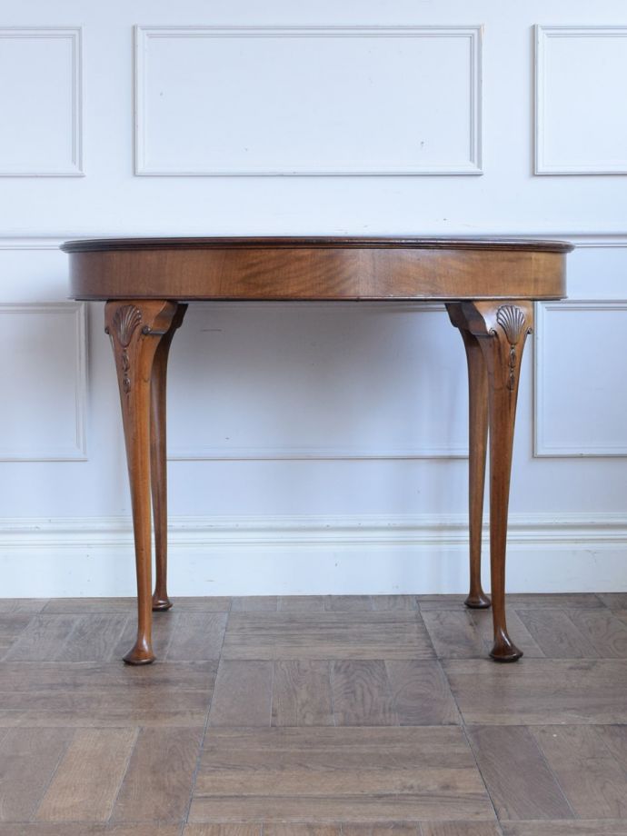 ダイニングテーブルの後ろ姿