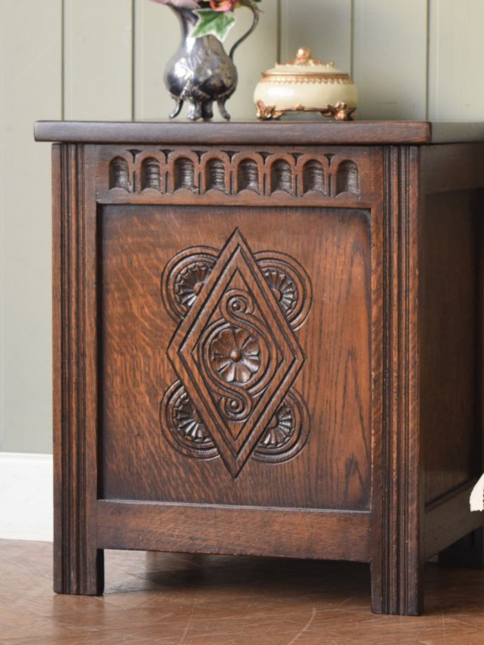 アンティーク家具らしさが漂うブランケットボックス