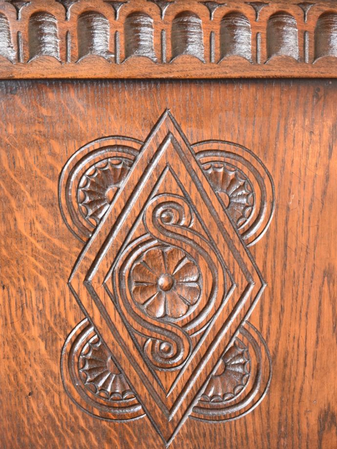 英国アンティーク家具らしい装飾