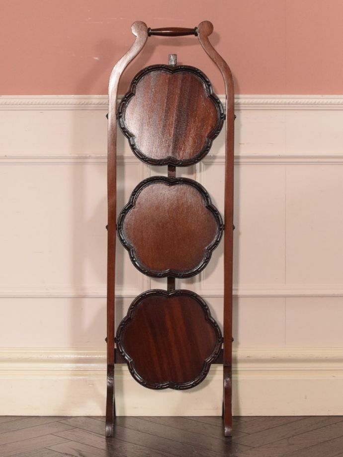 ケーキスタンドの後ろ姿