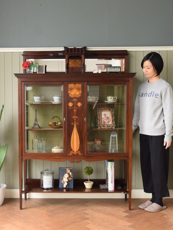 英国アンティークのパーラーキャビネット