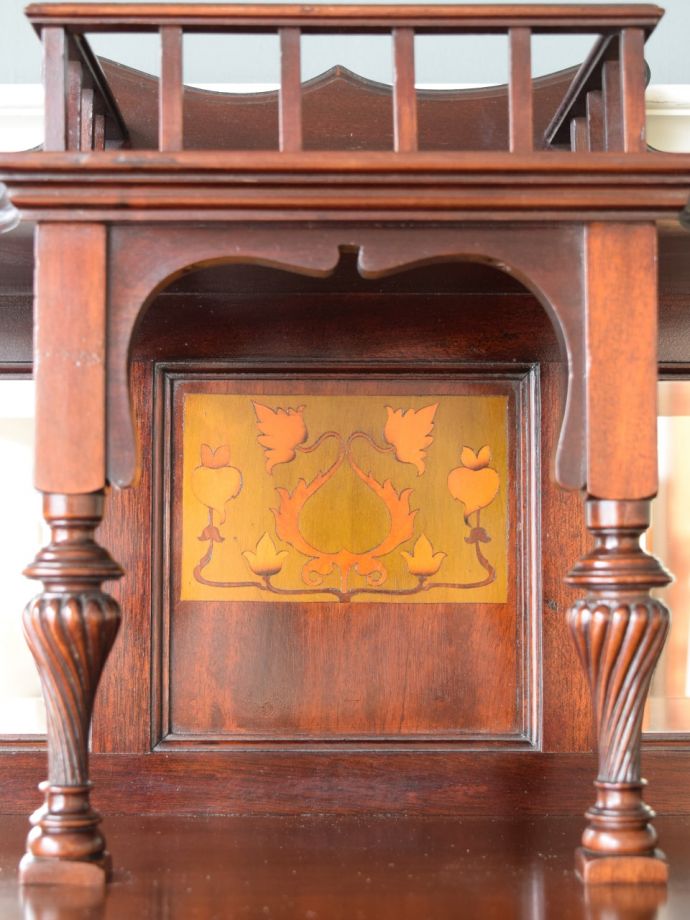 アンティーク家具らしい装飾