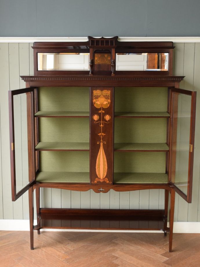 ガラスキャビネットの扉の中