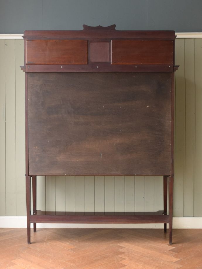 キャビネットの後ろ姿