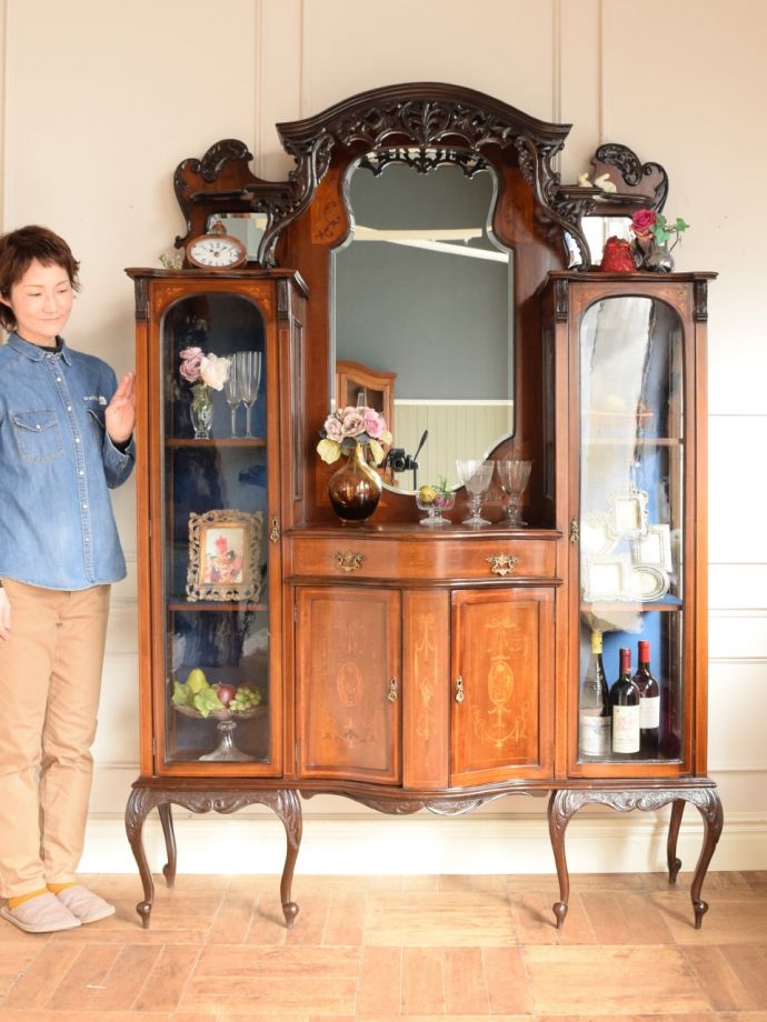 英国アンティークのパーラーキャビネット