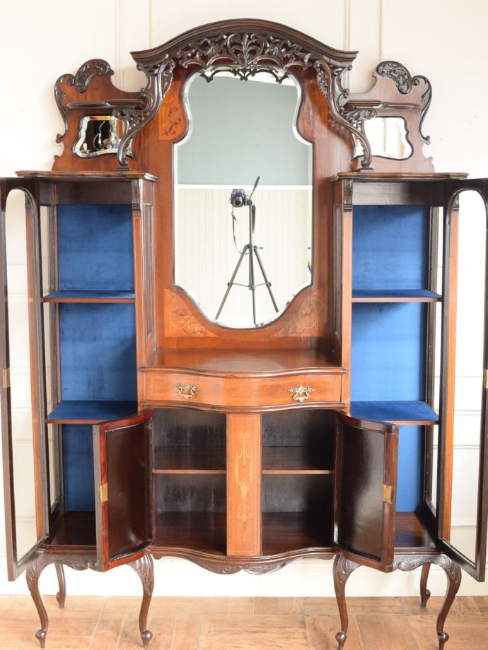 ガラスキャビネットの扉の中