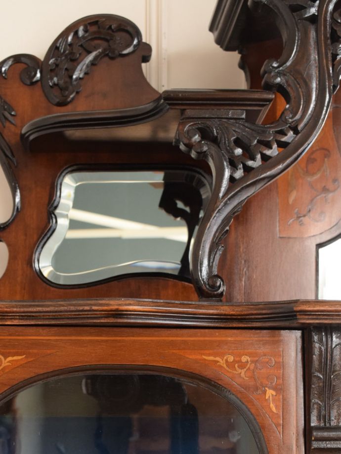 アンティーク家具らしい装飾