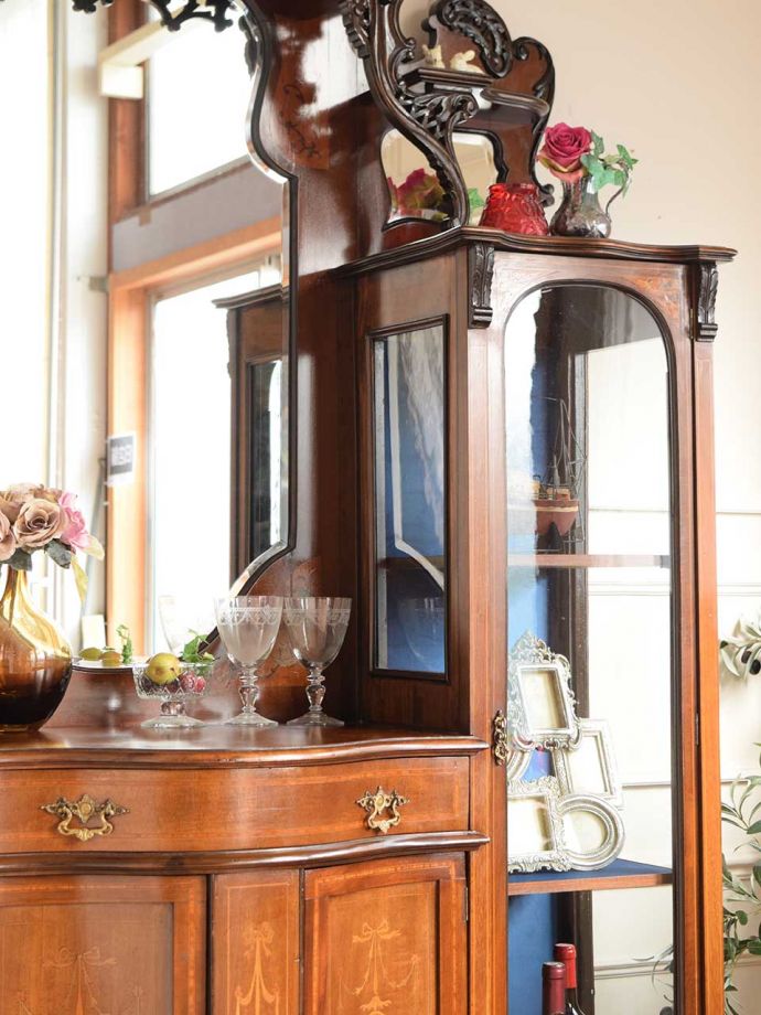 アンティーク家具らしい美しいキャビネット