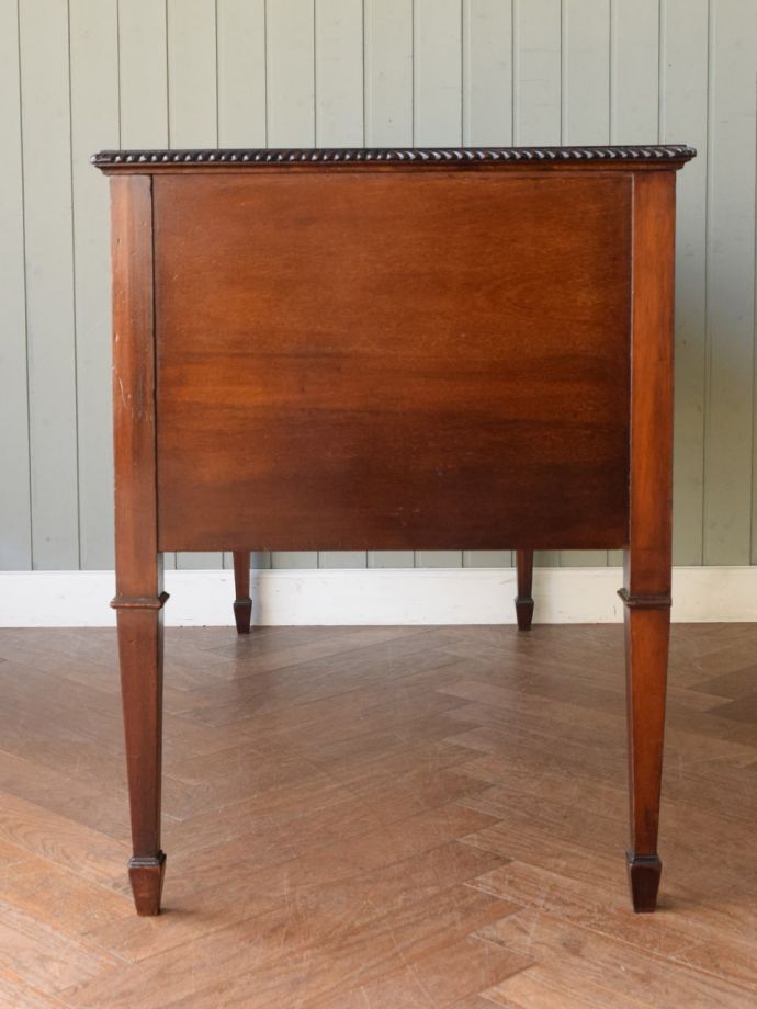 書斎デスクの側面