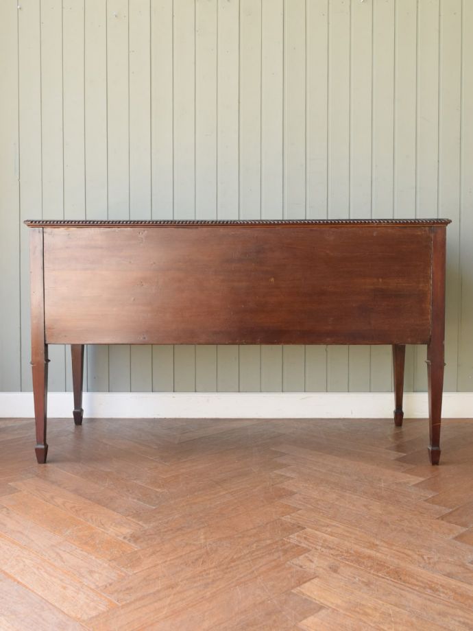 アンティークデスクの後ろ姿